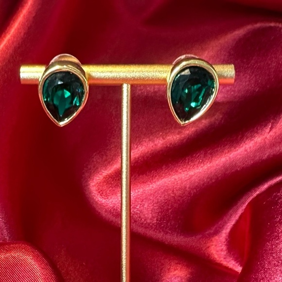 Vintage Avon S.A.L. Emerald Green Teardrop Earrings – 1980s Statement Studs - Picture 4 of 12
